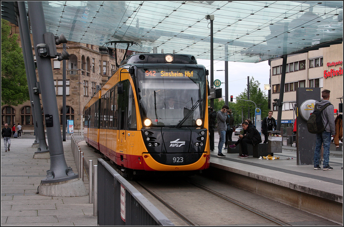 ET 2010 -

Neuer Zwei-System-Stadtbahnwagen für das Karlsruher/Heilbronner Stadtbahnnetz, im Einsatz seit Ende 2013. Der dreiteilige Triebwagen gehört zur Flexity Swift-Familie von Bombardier.

Aufgenommen am Heilbronner Hauptbahnhof.

02.05.2015 (M)