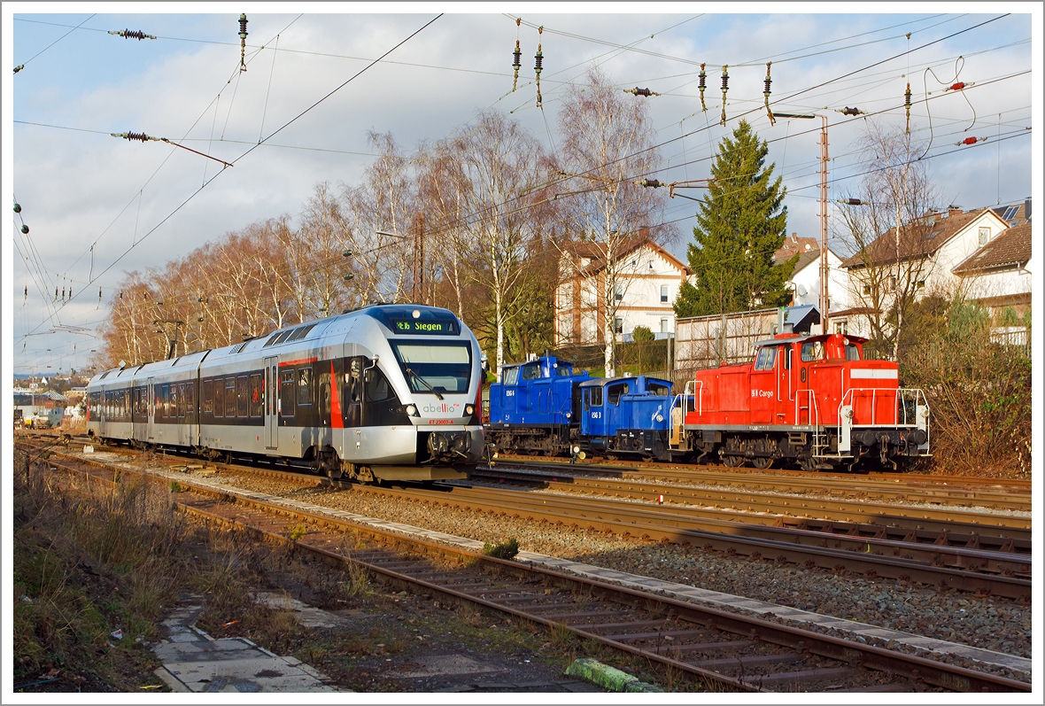 ET 23003 (3-teiliger Stadler Flirt) der Abellio Rail NRW fährt am 30.12.2013 von Kreuztal weiter in Richtung Siegen. Er fährt die Strecke Essen-Hagen-Siegen (RE 16 Ruhr-Sieg-Express).
 
Hinten sind die abgestellten Loks der ESG Eisenbahn Service Gesellschaft mbH (Vaihingen an der Enz), von links nach rechts: Die Nr. 10  (365 208-8), Nr. 3  Kleiner Pit  (332 046-2) und Nr. 6  (363 621-4).