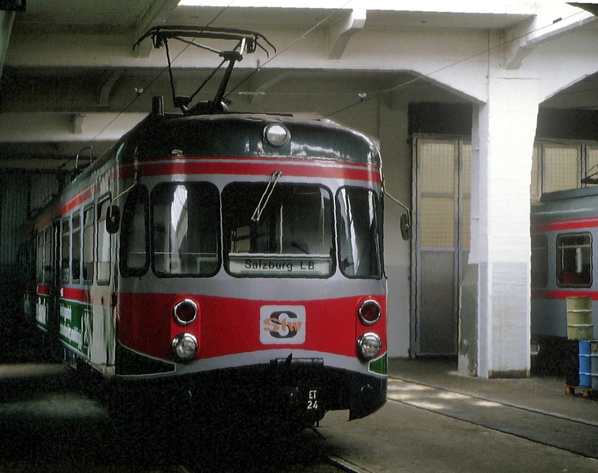 ET 24 der Salzburger Lokalbahn, der ehemalige KBE-ET 204, Salzburg, August 1987. rechts am Rand ist noch der ET 23/203 zu erkennen.
