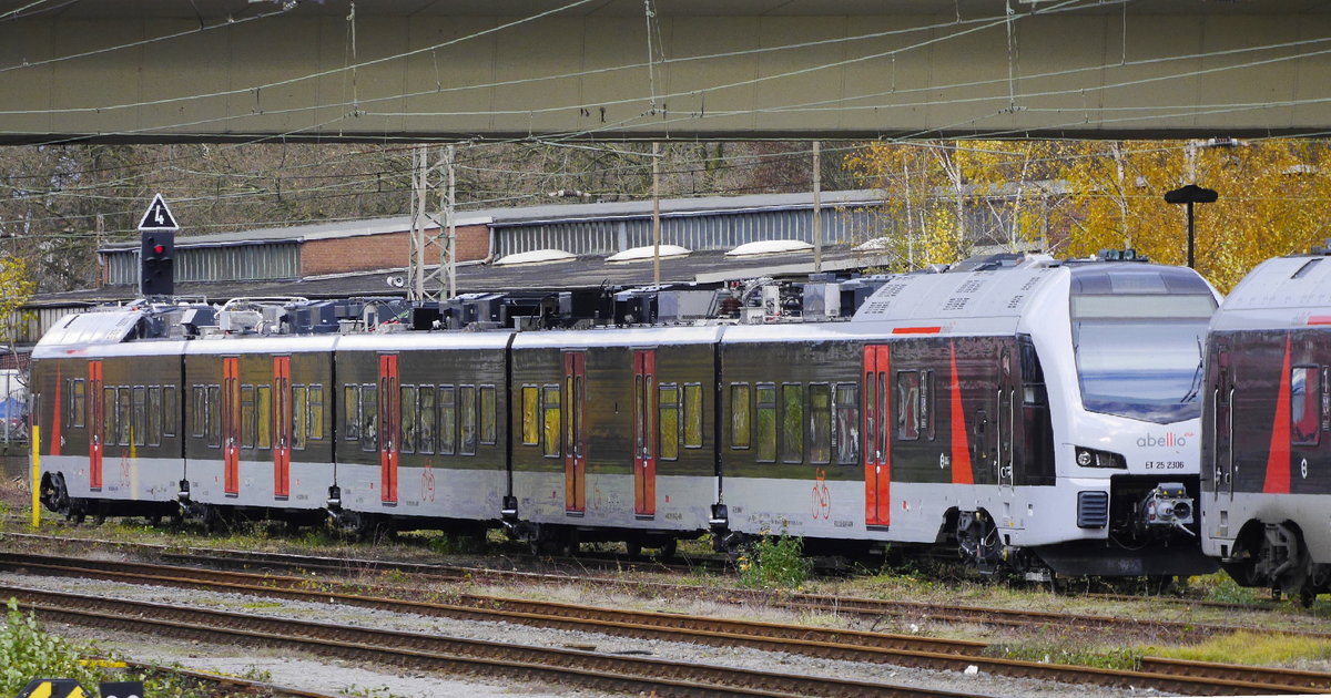ET 25 2306 ist einer der sieben Mehrsystem-Flirt von Abellio, die erst richtig zur Geltung kommen, wenn die neue RE-Linie 19 über Emmerich hinaus nach Arnhem/NL verlängert wird. Die NVR-Baureihenbezeichnung ist 2429. Aufnahme: Wesel, 20.11.16.