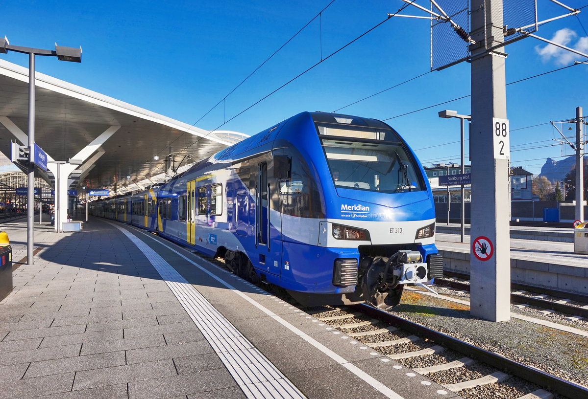 ET 313 wartet in Salzburg Hbf, auf die Abfahrt als M 79026, nach München Hbf.
Aufgenommen am 29.12.2016.