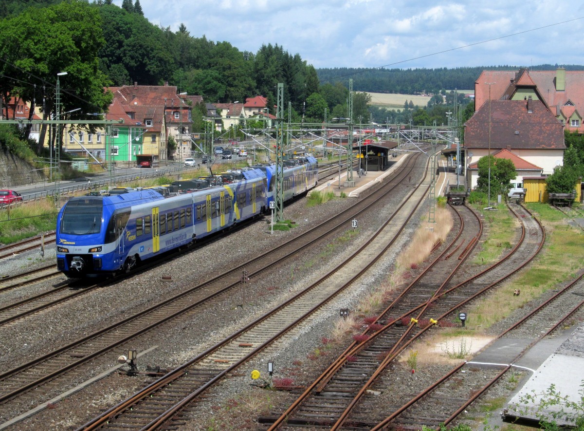ET 355 und ET 356 vom Meridian durchfahren am 28. Juni 2014 den Bahnhof Kronach in Richtung Lichtenfels.