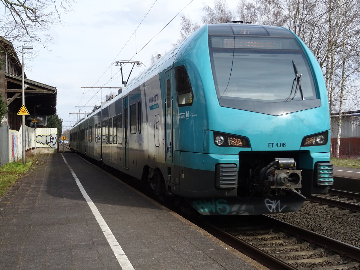 ET 4.06 der Eurobahn fährt als RB 61 nach Hengelo in den Bahnhof Schüttdorf ein. Aufgenommen im März 2018