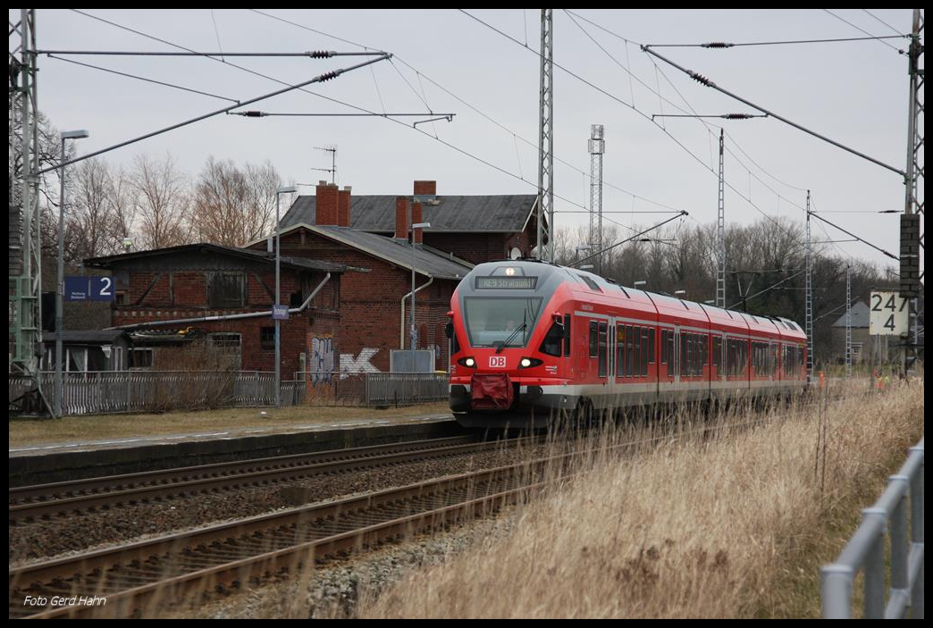 ET 429028-4 hält am 27.2.2017 auf dem Weg nach Stralsund am Inselbahnhof Teschenhagen.