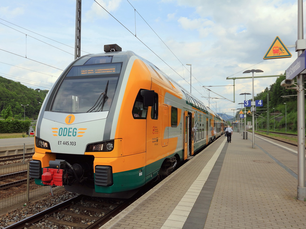 ET 445 103 als Sonderzug 13487 von Bad Schandau nach Berlin-Lichtenberg steht am 21. Mai 2016 auf Gleis 3 zur Abfahrt bereit.