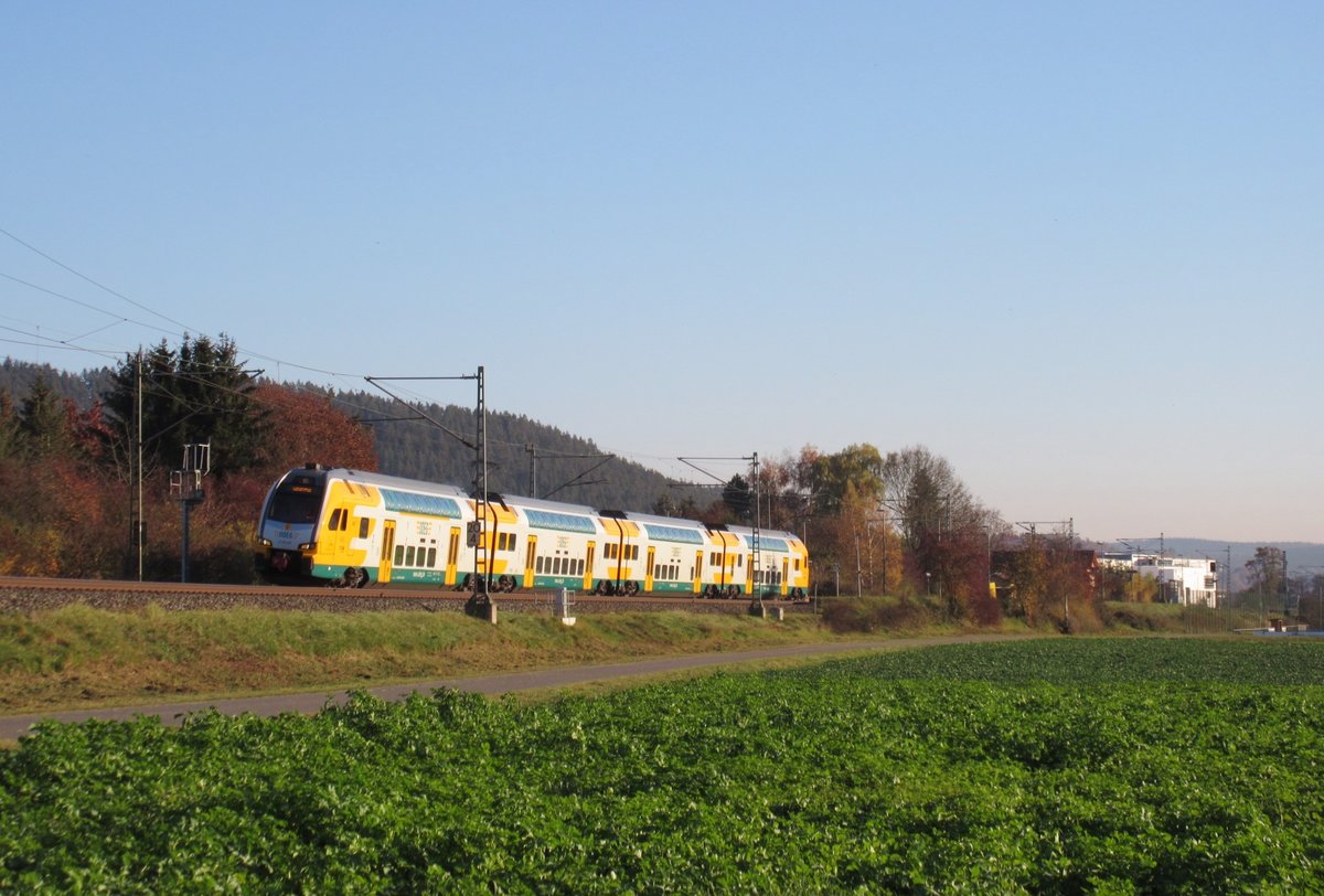 ET 445 107-5 der ODEG ist am 05.November 2015 als Sonderzug bei Gundelsdorf in Richtung Saalfeld unterwegs.