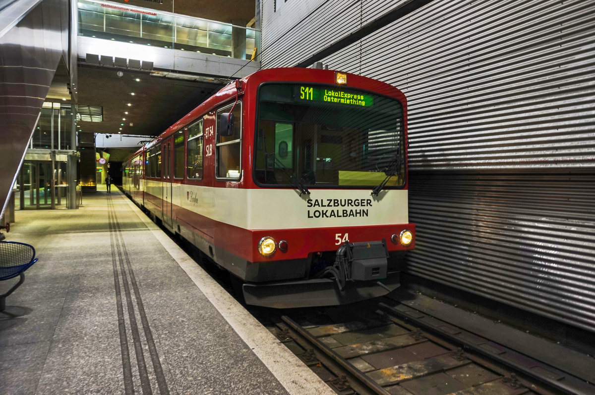 ET 57 wartet im Salzburger Lokalbahnhof auf die Abfahrt als S11 111  LokalExpress  nach Ostermiething.
Aufgenommen am 29.12.2016.