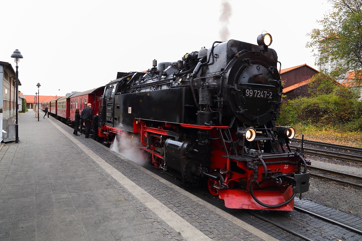 E.T. zu Besuch bei den Harzer Schmalspurbahnen!! Daß unser telefonsüchtiger Freund auch ein Faible für Dampfeisenbahnen hat, zeigte er am Morgen des 19.10.2018, als er mit seinem Ufo über dem Wernigeröder Empfangsgebäude einschwebte! ;-)))))
(Fotogenehmigung von der interplanetaren Raumfahrtbehörde erteilt!!) ;-)))