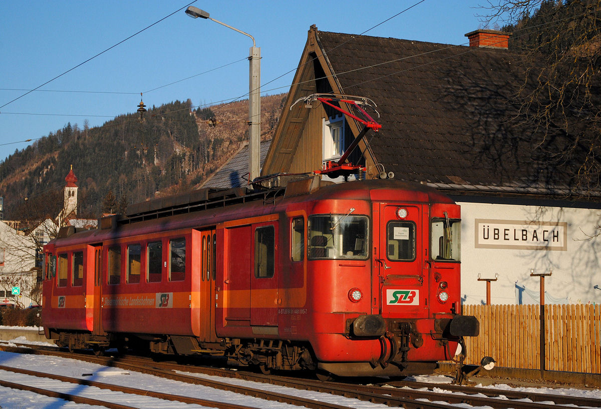 ET15 (ex. SZU 93) wartet in der ersten Morgensonne im Bhf. Übelbach. (23.01.2017)