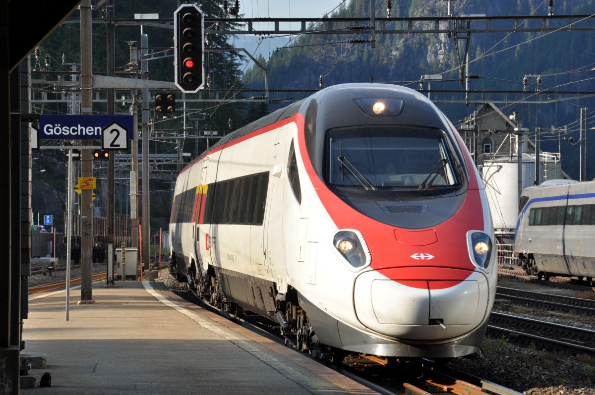 ETR 610 bei der Durchfahrt in Göschenen am 05.06.2015, rechts ein abgestellter ETR 470 im Schlepp..