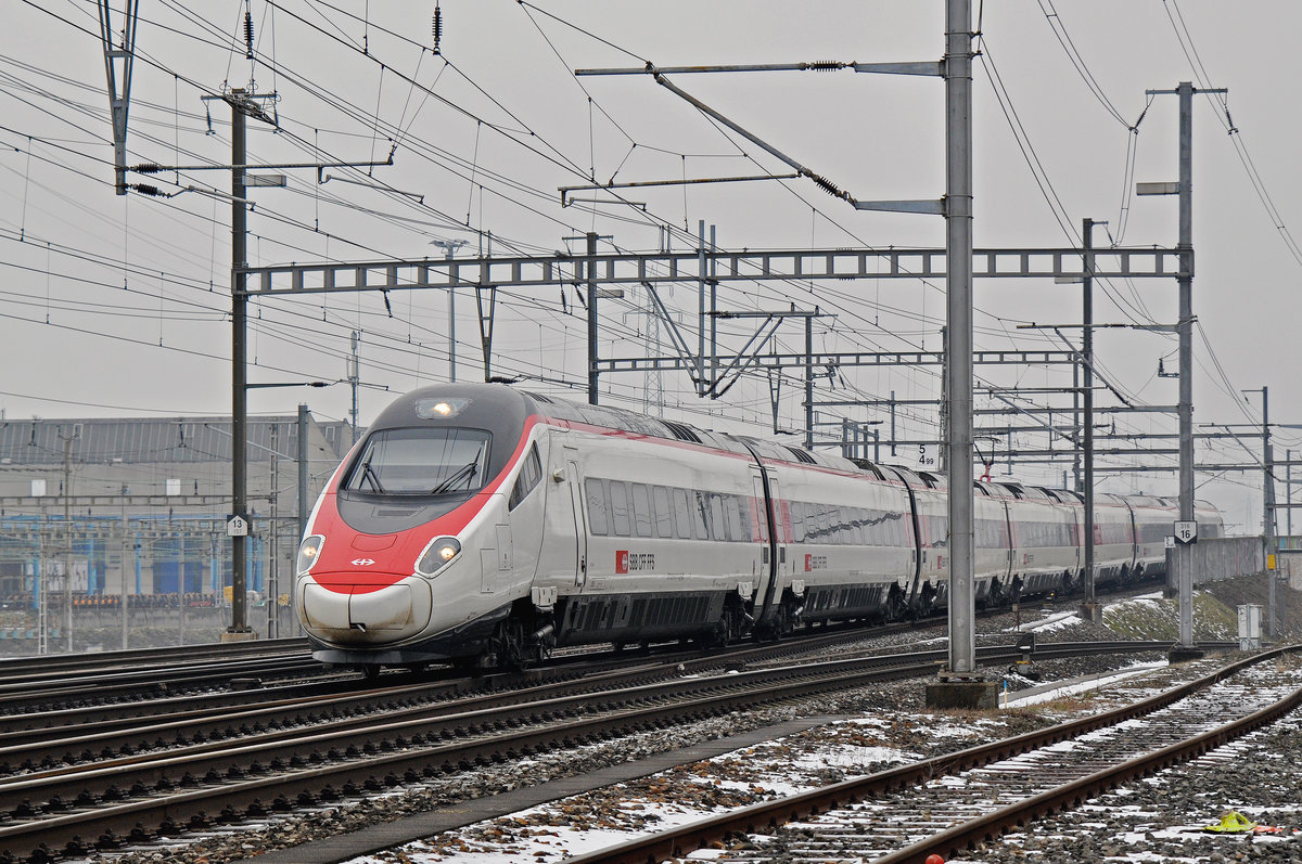 ETR 610 durchfährt den Bahnhof Muttenz. Die Aufnahme stammt vom 03.03.2018.