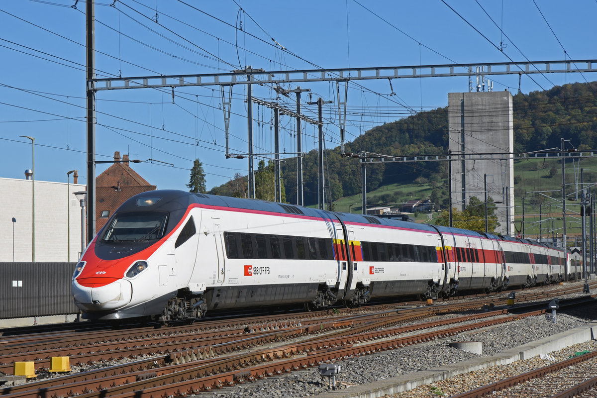 ETR 610 durchfährt den Bahnhof Sissach. Die Aufnahme stammt vom 04.10.2018.