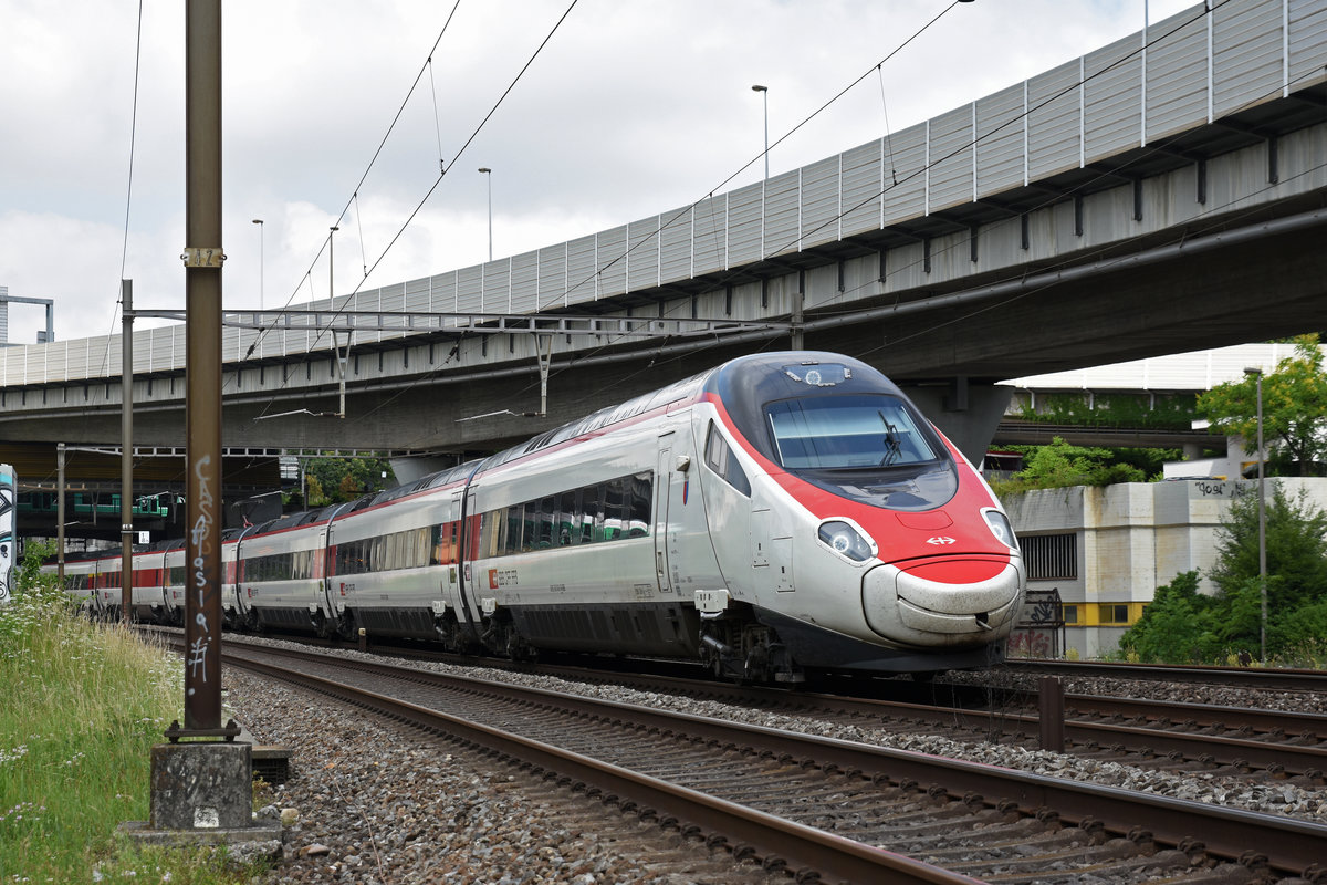 ETR 610 fährt Richtung Bahnhof Muttenz. Die Aufnahme stammt vom 08.06.2018.