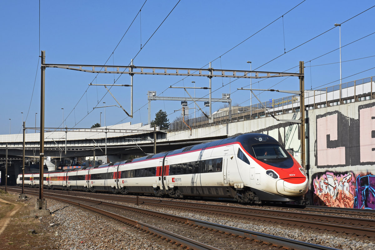 ETR 610 fährt Richtung Bahnhof Muttenz. Die Aufnahme stammt vom 21.02.2019.