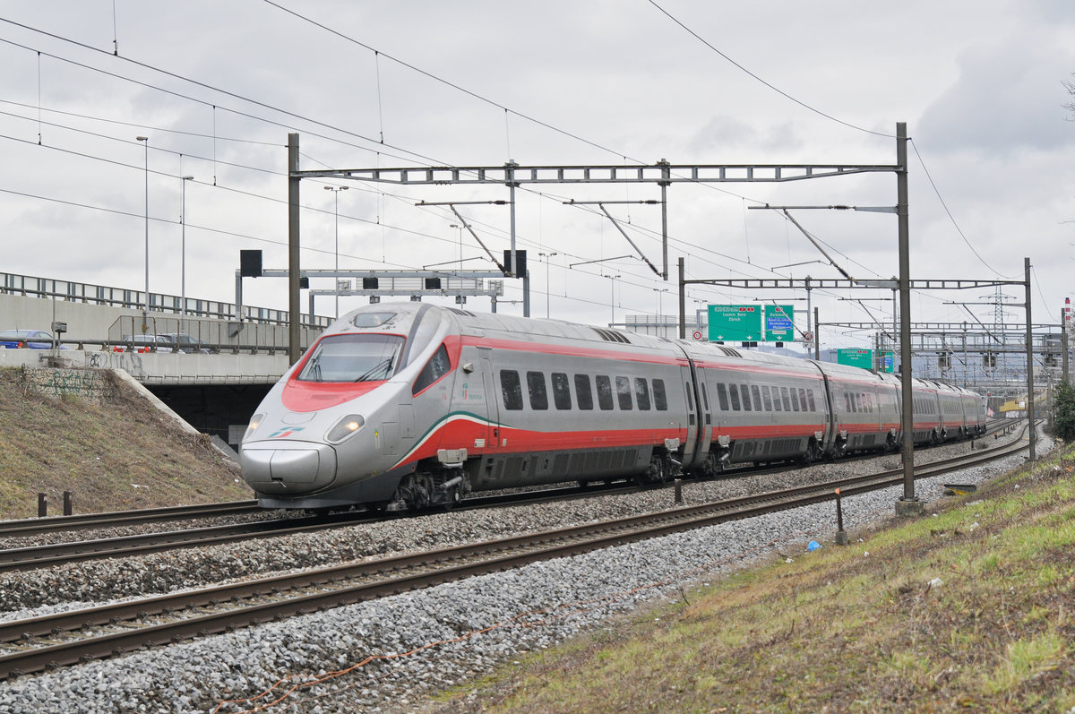 ETR 610 Trenitalia Nr. 4 fährt Richtung Bahnhof SBB. Die Aufnahme stammt vom 28.12.2017.