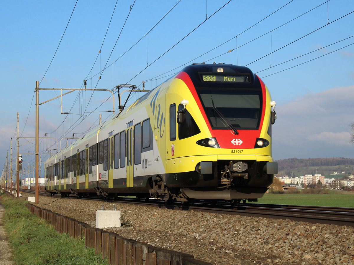 Etwas abwechslung in den weiss/roten Altag bringt dieser Flirt am 12.12.18 in Waltenschwil. Mehr Bilder von dieser Fotostelle gibt es bei www.kurtsimmen.ch