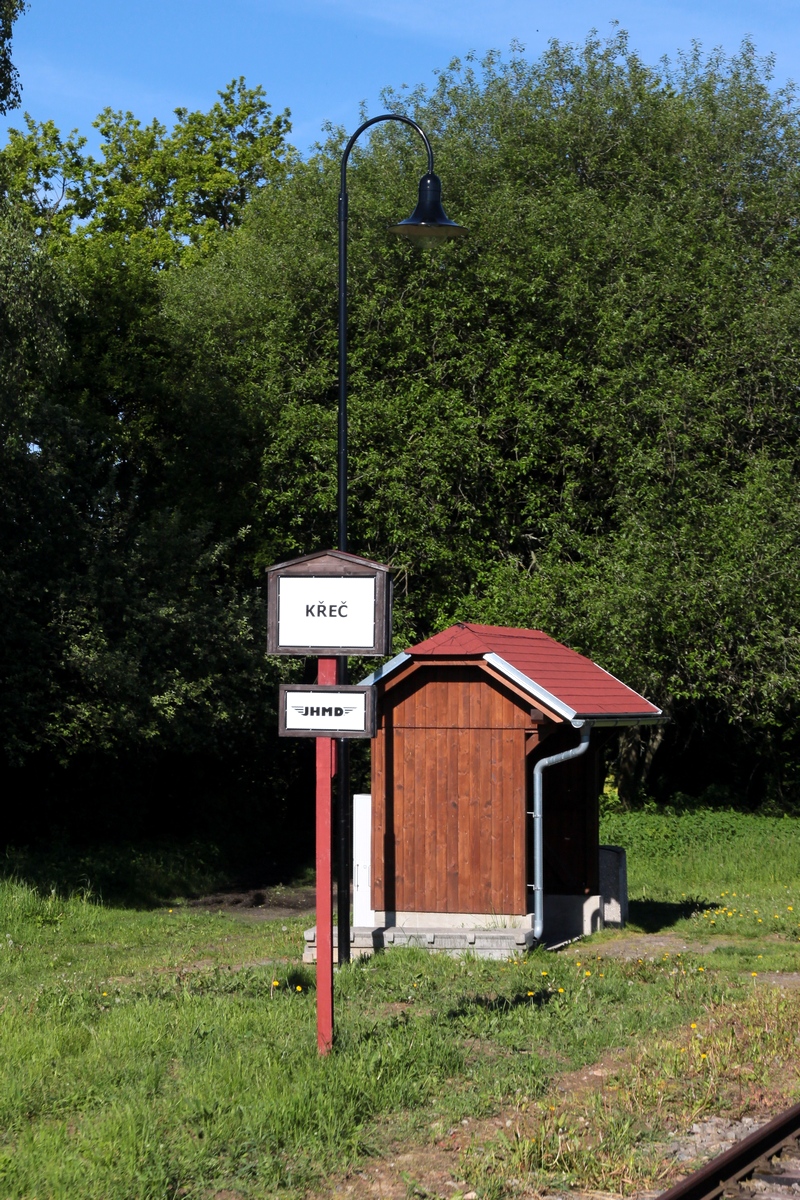 Etwas bescheiden, aber anscheinend ausreichend, die Ausstattung des Hp Křeč mit Stationsschild, Wh und Lampe. 21.05.2014 