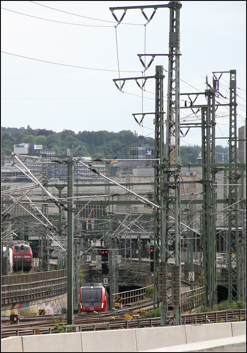 Etwas eingezwängt ins Vorfeld aufsteigend -

Das optische Vorfeld-Chaos mit einem aus der Tiefe kommenden S-Bahnzuges am Stuttgarter Hauptbahnhof.

13.06.2017 (M)