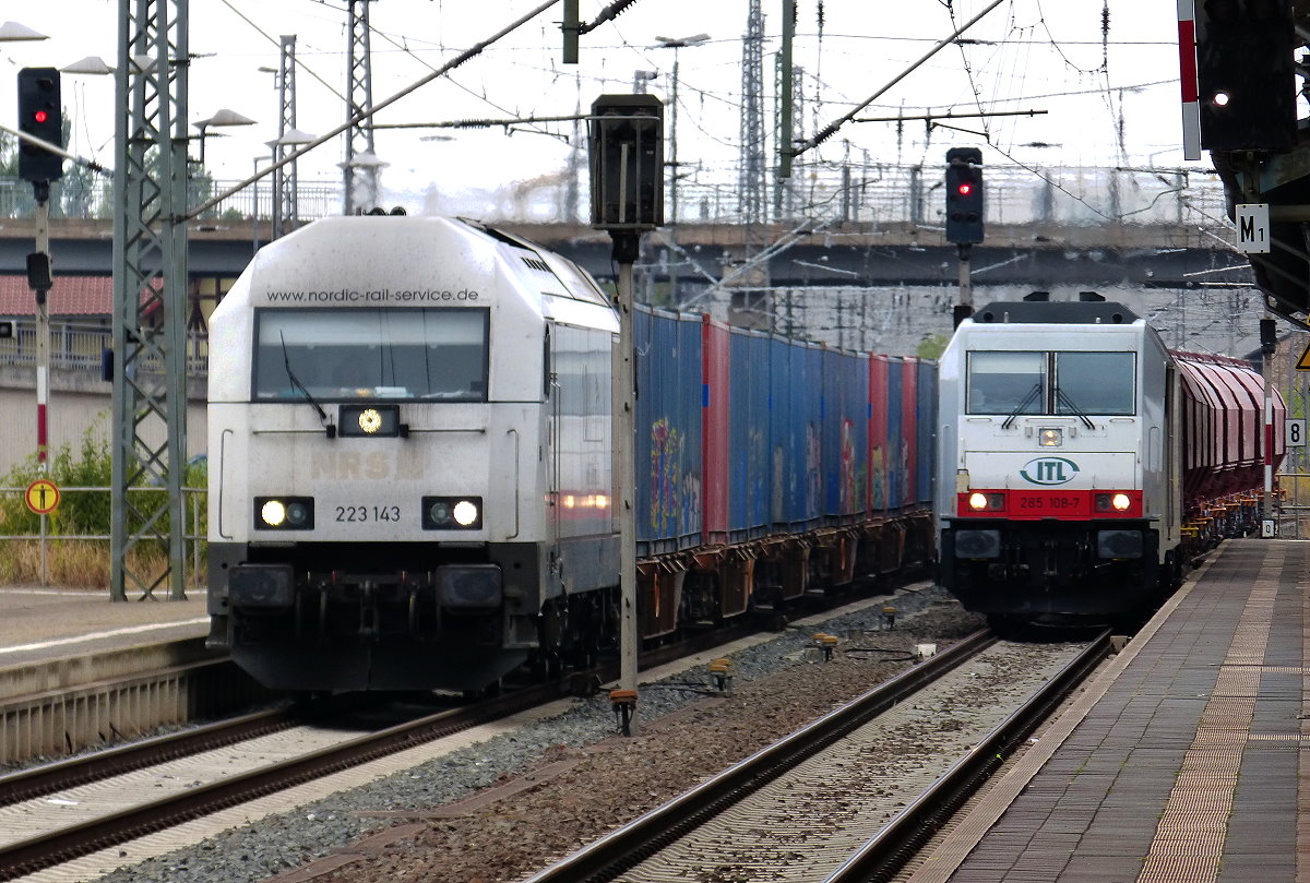 Etwas Fotografenglück: 223 143 und ITL 285 108-7 fahren parallel durch den Bahnhof Nordhausen 14.08.2018. der rechte Zug hat dem linken Zug den Vorrrang gelassen. Der linke Zug kam aus Richtung Leinefelde / Kassel, der rechte aus Richtung Ellrich