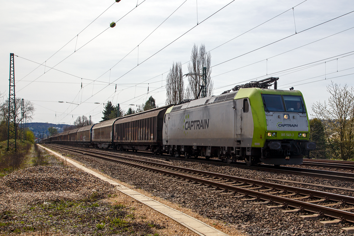 
Etwas im Gegenlicht.....
Die 185 549-3 (91 80 6185 549-3 D-CTD) der Captrain Deutschland GmbH fährt am 12.04.2015 mit einem Ganzzug durch Unkel Richtung Norden. 

Die TRAXX F140 AC1 (BR 185.1) wurde 2005 bei Bombardier in Kassel unter der Fabriknummer 33737 gebaut. Eigentümer der Lok ist die VC Holding SAS (Clichy bei Paris).