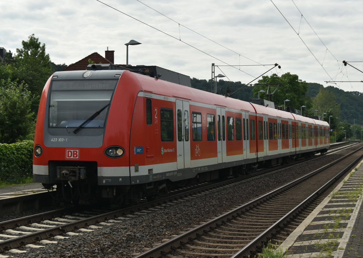 Etwas München in Leubsdorf kam in Form des 423 103 durchgefahren, hier ist er gen Linz unterwegs als er am Samstagvormittag vor die Linse kommt. 16.6.2018