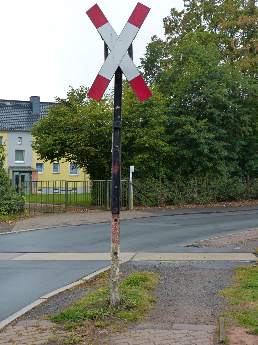 Etwas sehr merkwürdig daher kommt dieses Andreaskreuz in Nordhausen. Der ursprüngliche Betonpfosten wurde um einen Metallpfosten verlängert wodurch das Andreaskreuz auf einer unnatürlich hohen Höhe hängt. 01.10.2016