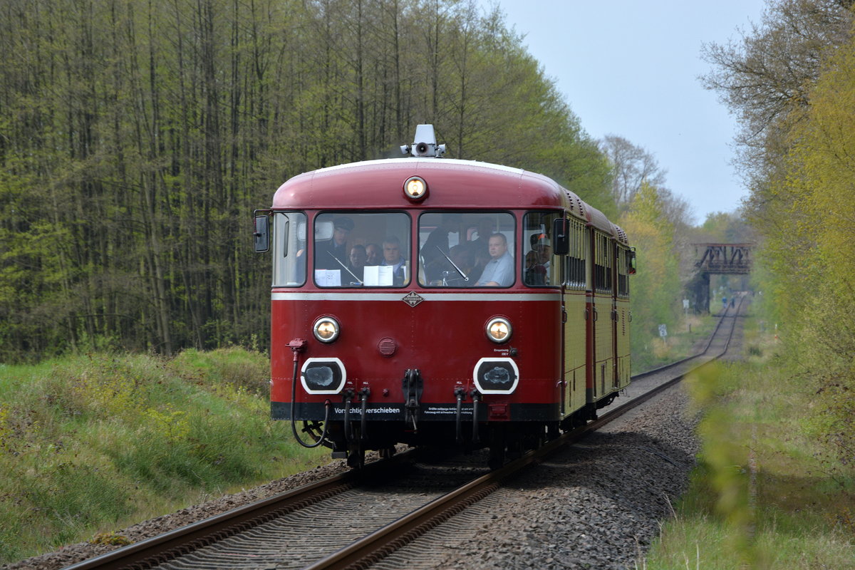 Etwas später kam ebenfalls als Pendelzug ein dreifach Gespann Uerdinger am Bü Gälkerheide gefahren. Er ist vor wenigen Minuten in Dorsten abgefahren und fährt Richtung Coesfeld.

Dorsten 01.05.2016
