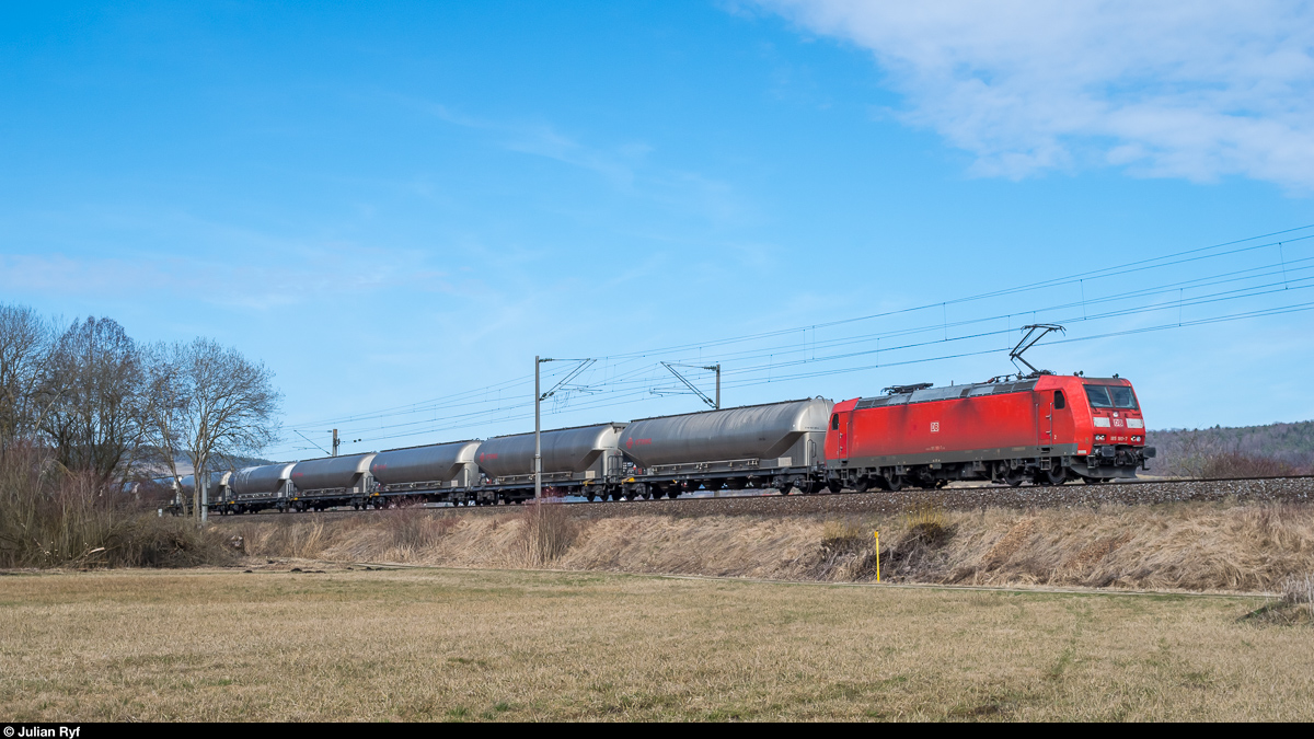 Etwas überraschend für mich kam am 11. März 2017 die 185 180 zwischen Welschingen-Neuhausen und Mühlhausen (Engen) mit einem Güterzug angefahren. Die Stelle daher leider nicht ideal für den recht langen Ganzzug.