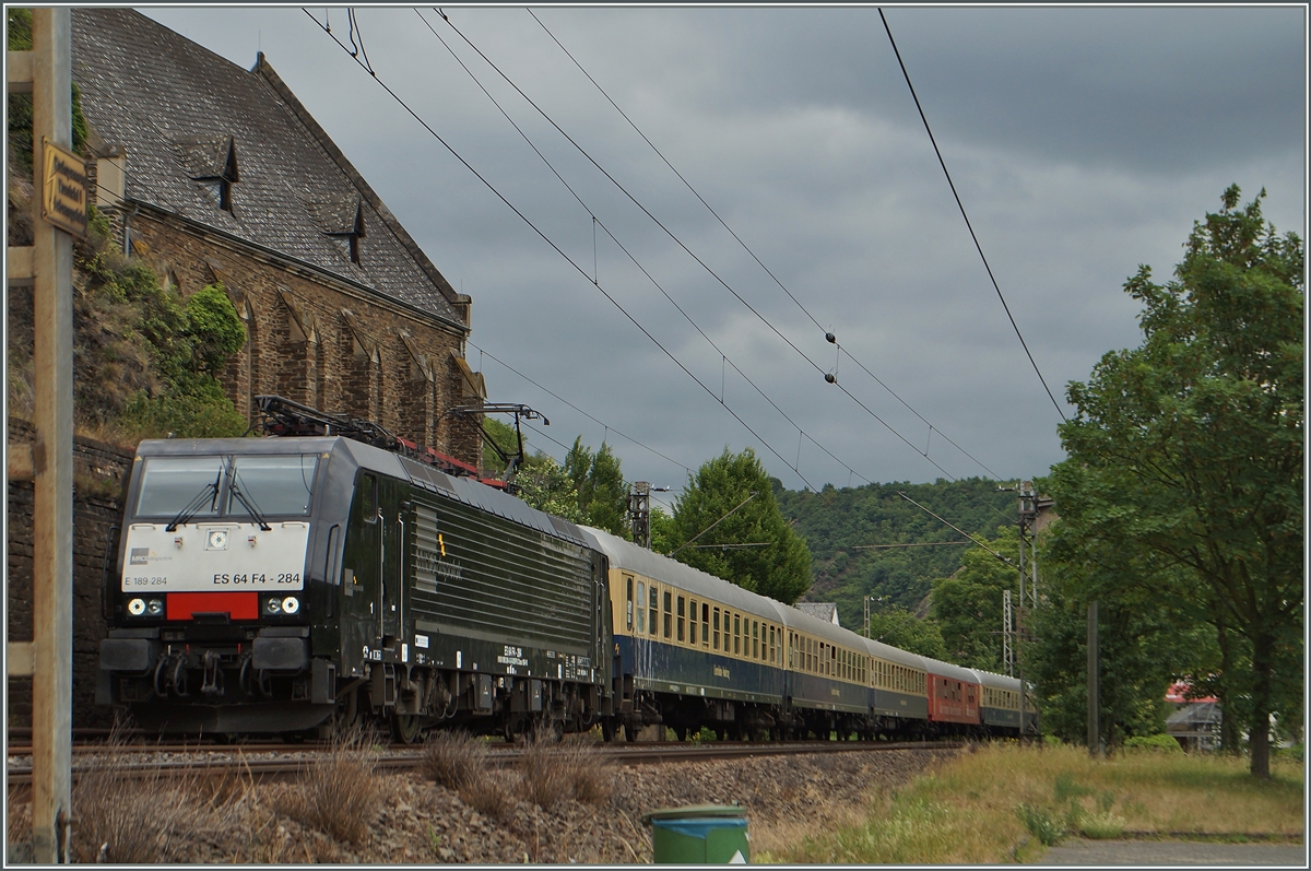 Etwas überraschend tauchte die E 189 284 mit einem bunten Reise-Sonderzug bei dem  Halt erwarten -zeigenden Vorsignal von kurz nach Winningen auf. 
20. Juni 2014
