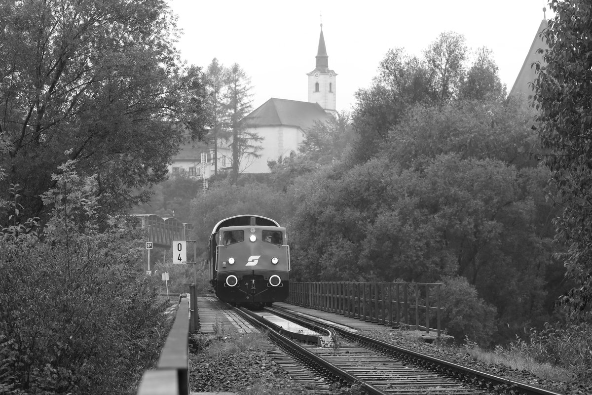 Etwas Versteckt am Hügel über dem Bahnhof Spielfeld Strass , der als Übergabebahnhof
ins Netz der Slowenischen Eisenbahnen dient , thront die Schloss Kirche zu Spielfeld.
2062.38 macht sich kurz nach dem Bahnhof weiter auf den weg nach Bad Radkersburg.
16.09.2017