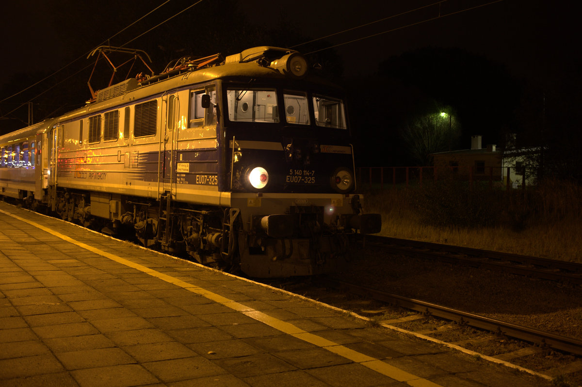 EU 07 - 325 (5 140 114-7)  brachte  den EIC 1805 MEWA   von Warschau nach Swinoujscie
21.10.2016 21:37 Uhr.