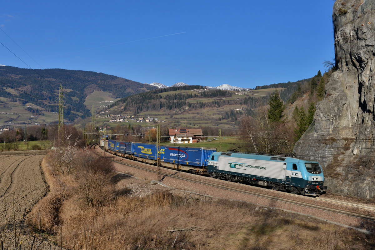 EU43 002 mit DGS 43125 am 03.12.2016 bei Sterzing. 