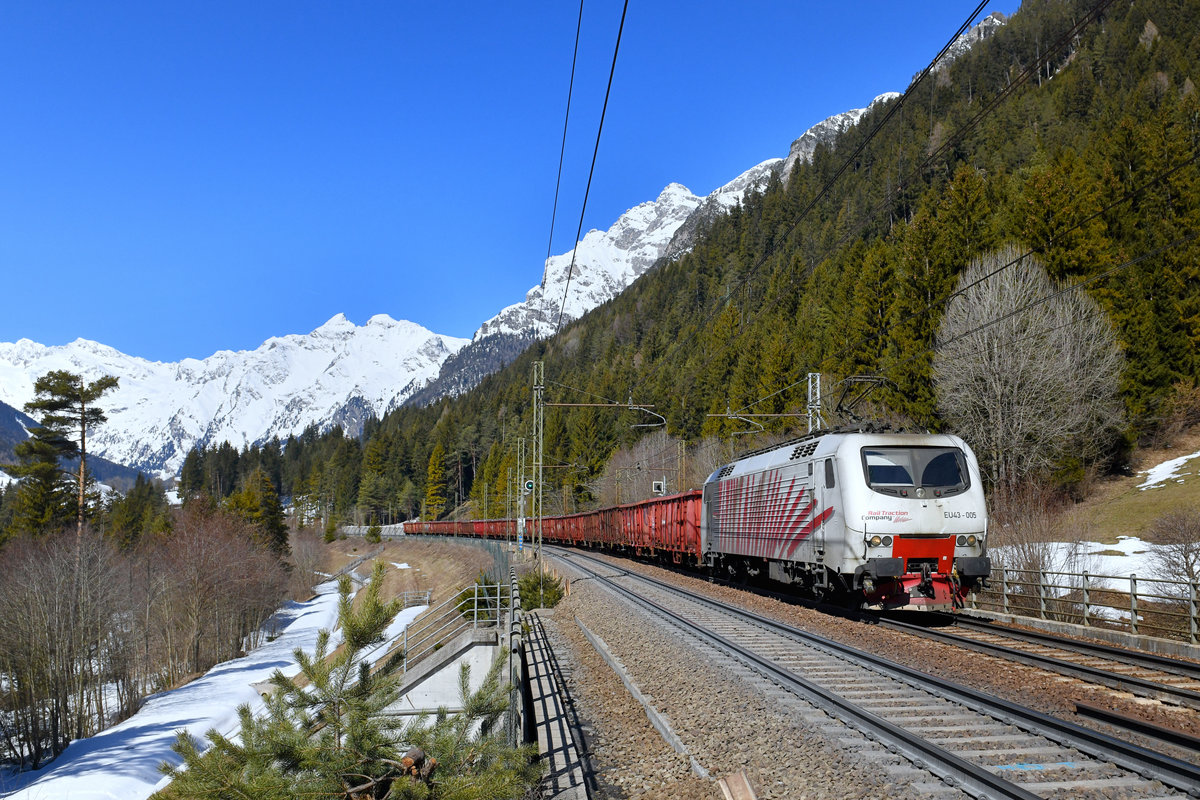 EU43 005 mit GAG 44121 am 24.03.2018 bei Gossensass. 