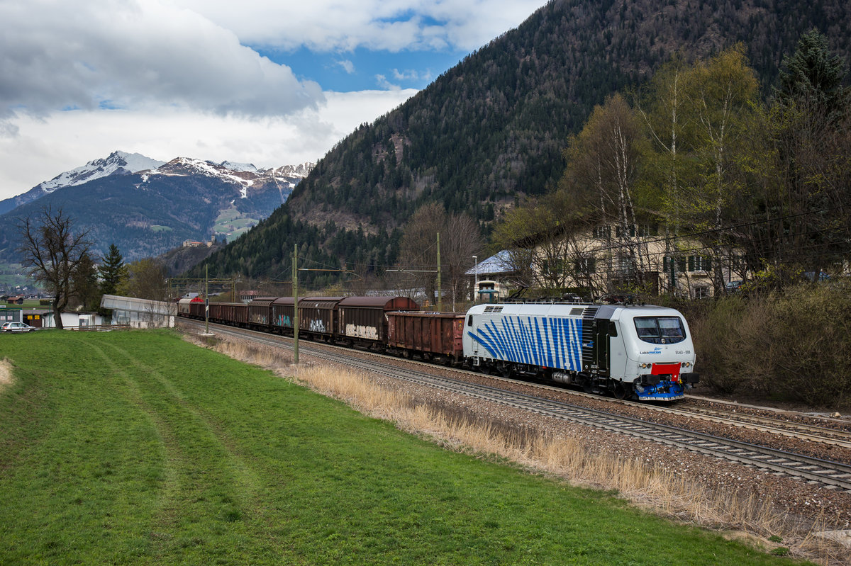 EU43 008 fährt mit dem BigMac bei Campo di Trens in Richtung Bozen, aufgenommen am 7. April 2017.