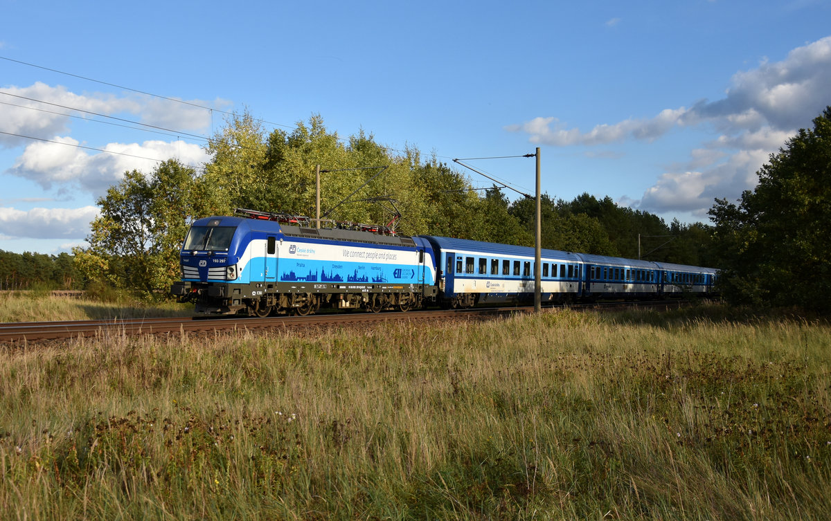 Eurocity kommend aus Prag mit der 193 297-9 in Front, kurz vor der Einfahrt am Bahnhof Büchen. 3km östlich von Büchen, 25.09.2018.