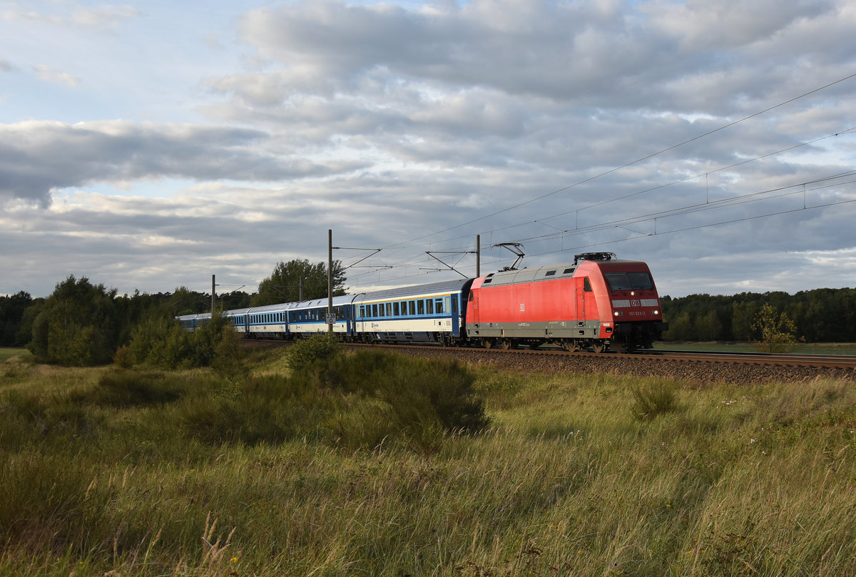 Eurocity mit der 101 022-2 in Front, kurz nach der Abfahrt vom Bahnhof Büchen. 3km östlich von Büchen, 25.09.2018.