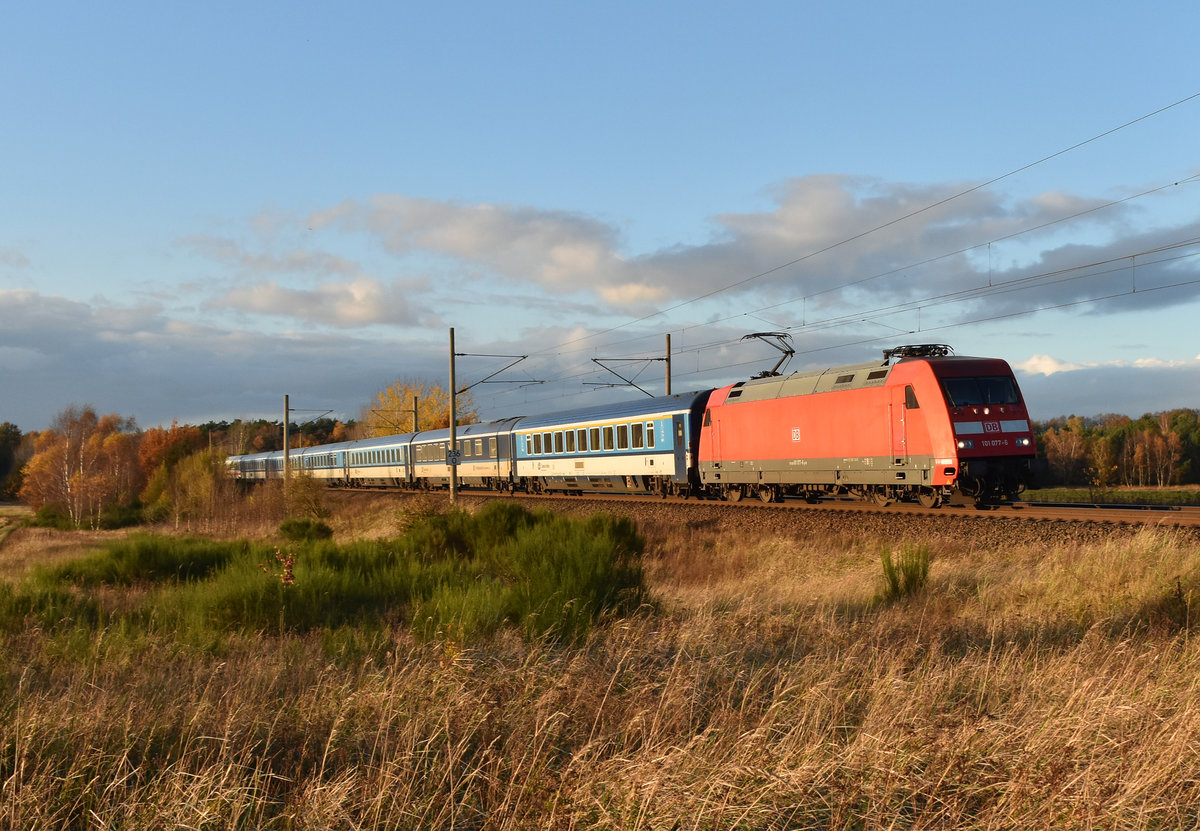 EuroCity mit der 101 077-6 nach der Abfahrt am Bahnhof Büchen, in Richtung Schwerin unterwegs. 3km östlich von Büchen 06.11.2017