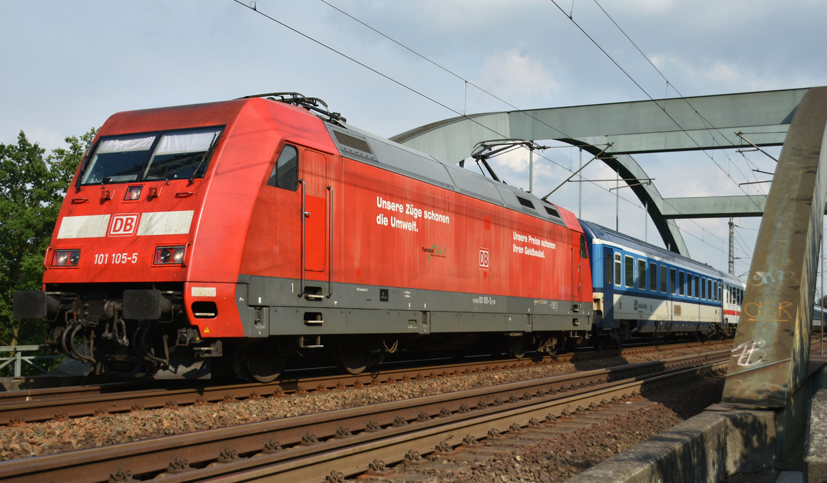EuroCity mit der 101 105-5 kommend aus Prag, bei der Einfahrt zum Bahnhof Büchen. Büchener Eisenbahnbrücke 07.07.2017