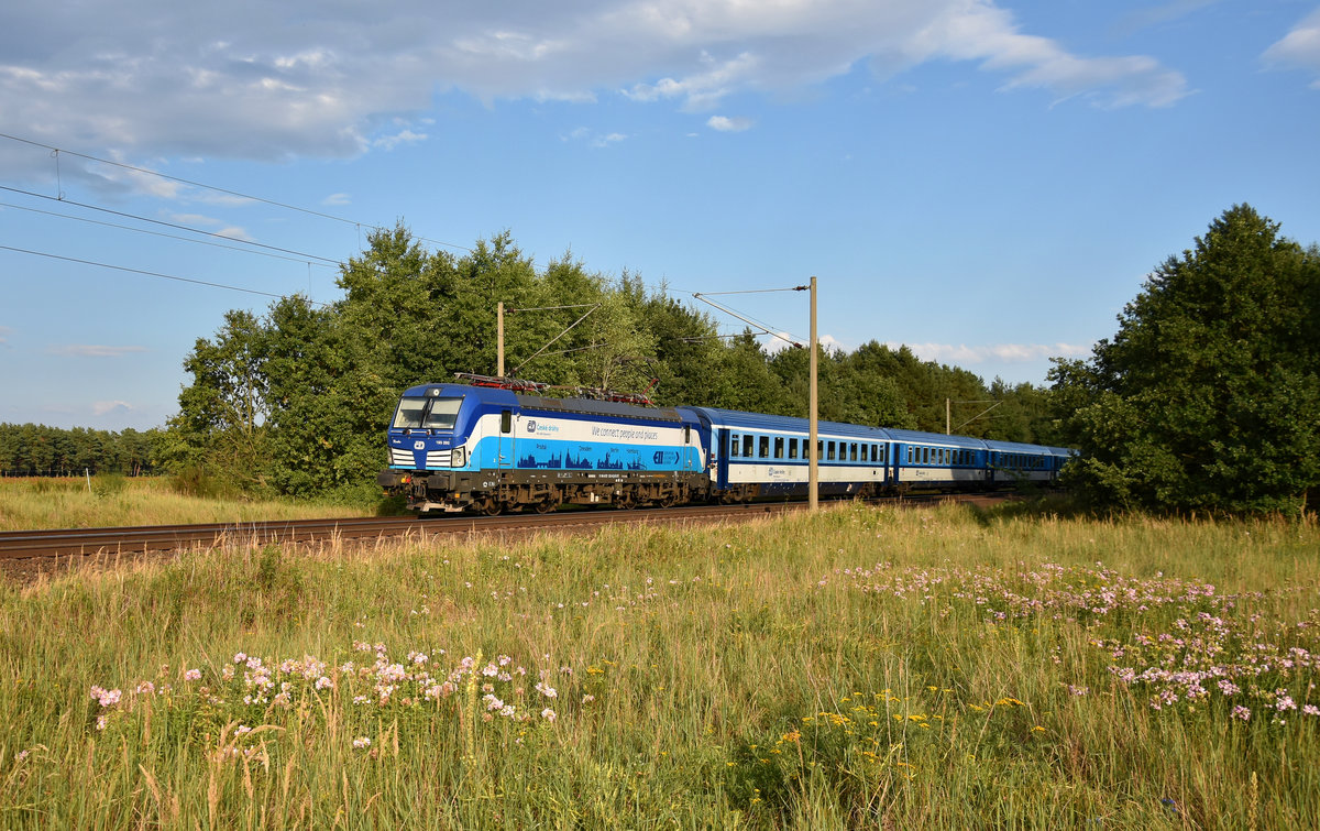 Eurocity mit der Vectron 193 292-0 kommend aus Richtung Schwerin, kurz vor der Einfahrt am Bahnhof Büchen. 3km östlich von Büchen, 30.07.2018.