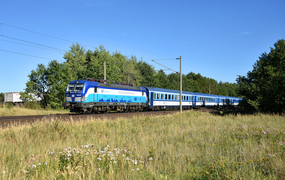 Eurocity mit der Vectron 193 294-6 in Front, vor der Einfahrt am Bahnhof Büchen. 3km östlich von Büchen, 06.08.2018.