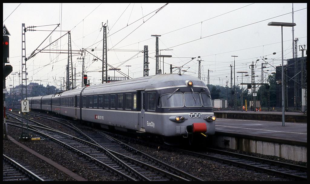 Eurocity UETLIBERG aus Zürich fährt hier am 23.6.1993 um 9.13 Uhr in Stuttgart HBF ein.