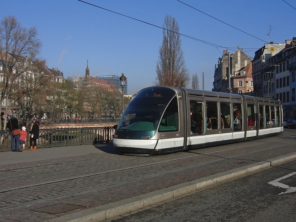 EUROTRAM-Straßenbahn der Linie B nach Lingolsheim Tiergaertel auf der Pont National in Straßburg am 30.12.2013.