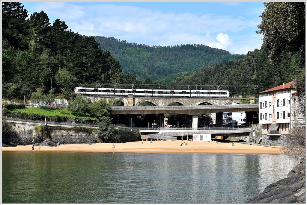 EuskoTren betreibt auch die Bahnlinie von Bilbao nach Bermeo. In einer Stunde wird die Hafenstadt Bermeo 25km nordöstlich von Bilbao am Atlantik erreicht. Bei Mundaka windet sich die Bahn die letzten Kilometer dem Meer entlang. (28.05.2016)