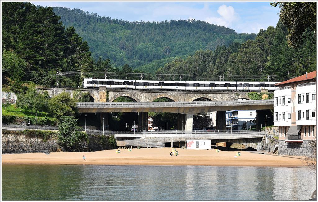 EuskoTren betreibt auch die Bahnlinie von Bilbao nach Bermeo. In einer Stunde wird die Hafenstadt Bermeo 25km nordöstlich von Bilbao am Atlantik erreicht. Bei Mundaka windet sich die Bahn die letzten Kilometer dem Meer entlang. (28.05.2016)