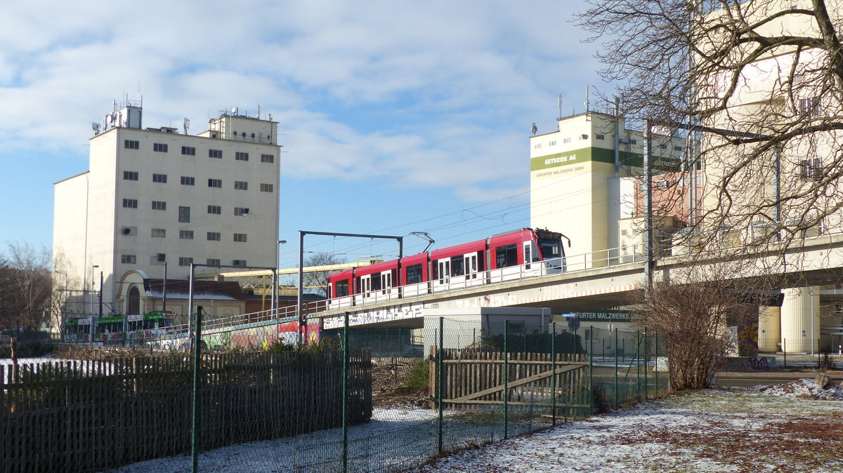 EVAG 627 als Linie 5 (Löberwallgraben - Zoopark), am 17.01.2017 auf dem Überführungsbauwerk in Erfurt Nord.