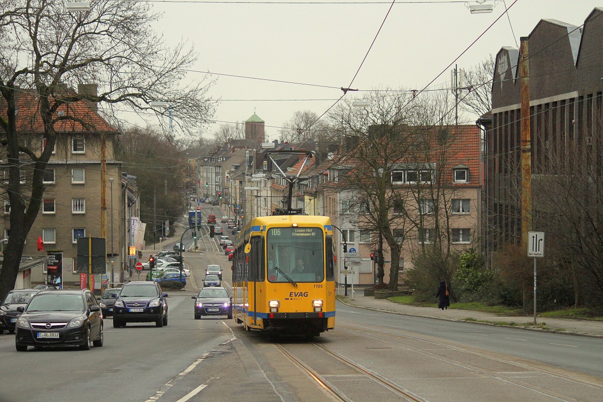 EVAG Tw 1105 als Linie 106 nach Altenessen Bf am 12.01.2015 an der Haltestelle Hobeisenbrücke.