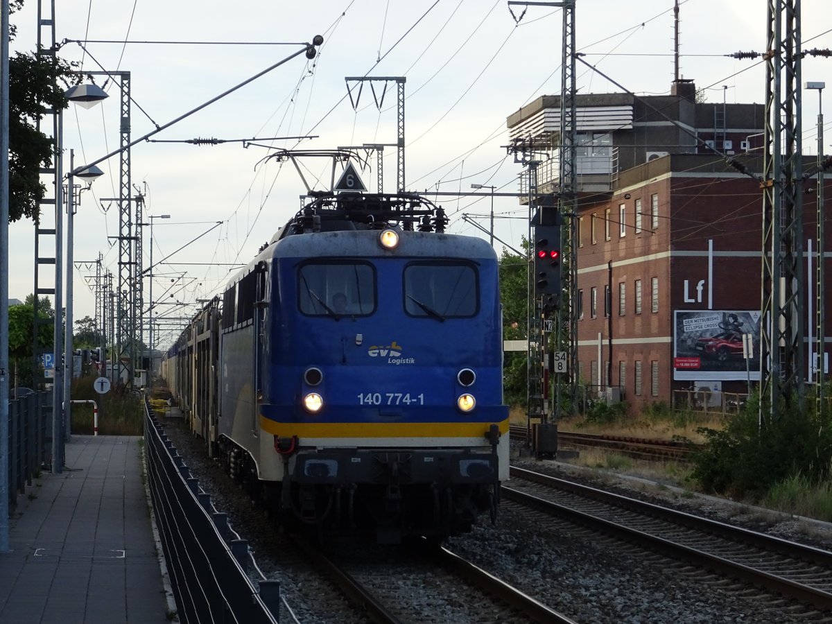EVB 140 774-1 mit einem Autozug im Bahnhof von Leer (Ostfriesland). Aufgenommen im August 2018.