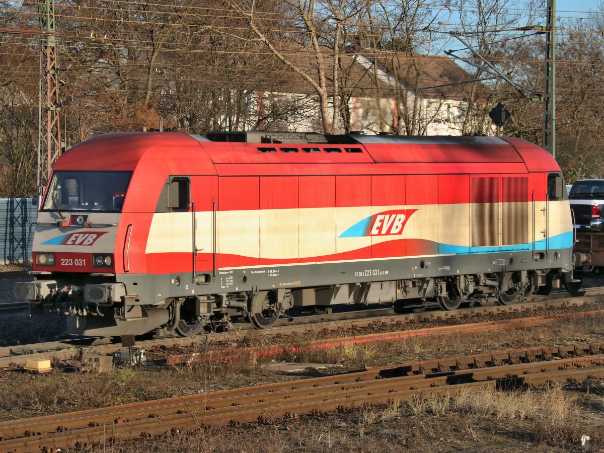 EVB 223 031-6 (NVR: 92 80 1223 031-6 D-EVB) Am 02.12.2016 mit einem Autotransportzug Seelze Richtung Wunstorf passierend - Porträt im Abendlicht...<P>
Weitere Bilder zum Thema Bahnfotografie gibt es auf meiner Site unter:<br> 
<a href= http://www.ralf-bueker.de/Ralf's Eisenbahnbilder.htm target= _blank >Ralf's Eisenbahnbilder