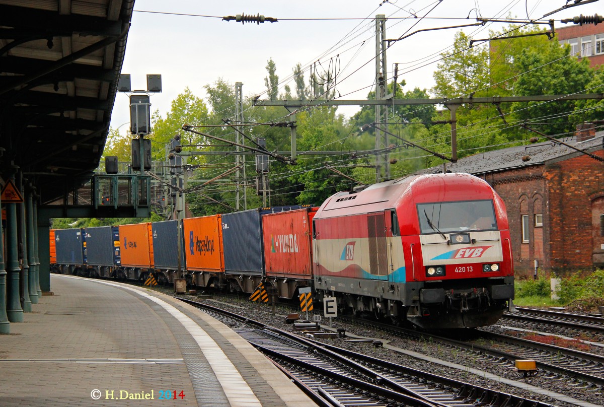EVB 420 013 mit einem Containerzug am 07.05.2014 in Hamburg Harburg.