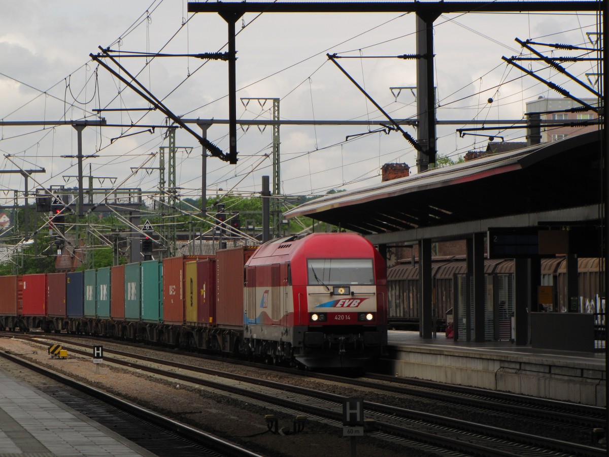 EVB 420 14 mit einem Containerzug Richtung Weimar, am 09.06.2015 in Erfurt Hbf.